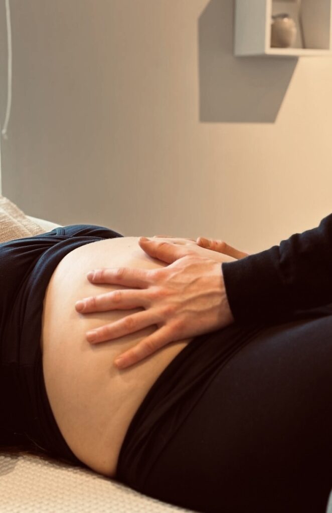 L&rsquo;haptonomie pendant la grossesse : créer le lien avec votre bébé avant même sa naissance